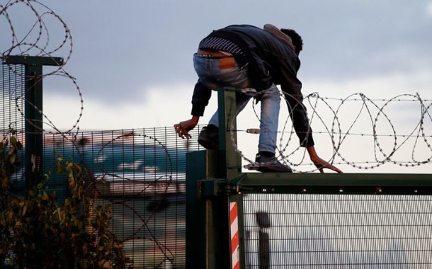 França: Muro anti-migrantes vai começar a ser construído em Calais