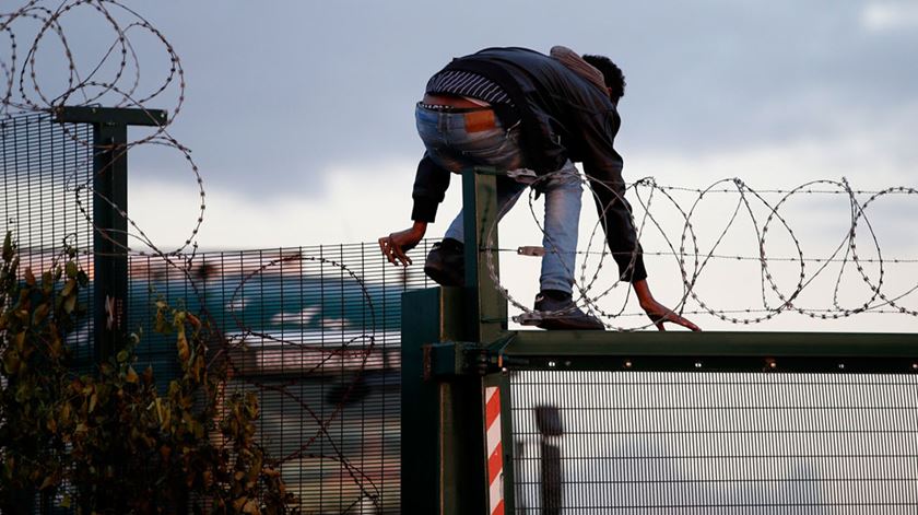 França: Muro anti-migrantes vai começar a ser construído em Calais