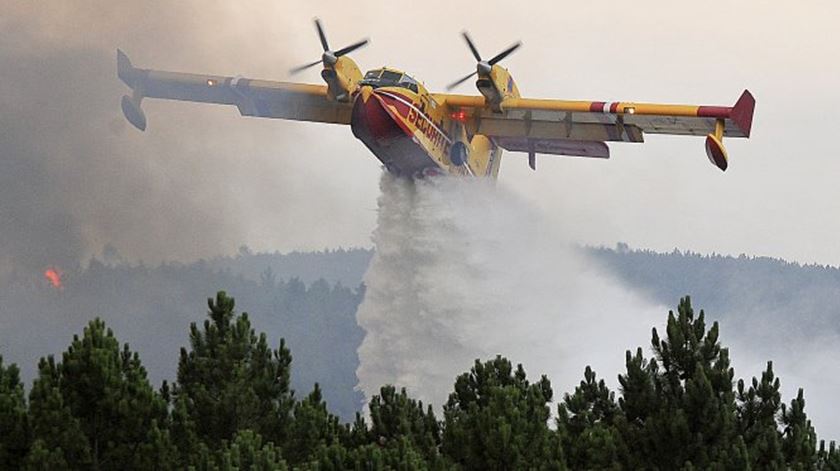 Mais de metade dos fogos florestais em curso são no distrito de Braga; 5 meios aéreos envolvidos no combate às chamas