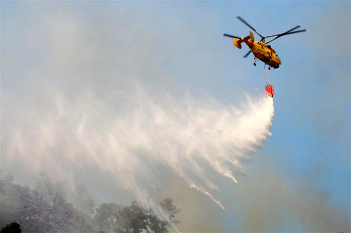 Dois meios aéreos combatem fogos florestais em Braga e Póvoa de Lanhoso