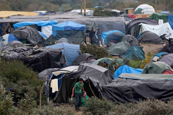 Começou a retirada de migrantes da ‘selva’ de Calais