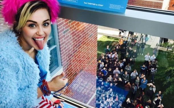 Miley Cyrus faz campanha por Hillary Clinton em Universidade