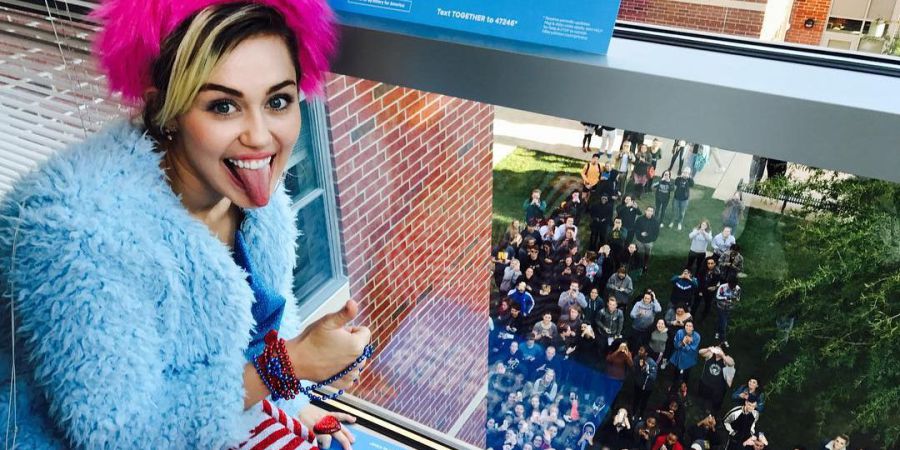 Miley Cyrus faz campanha por Hillary Clinton em Universidade
