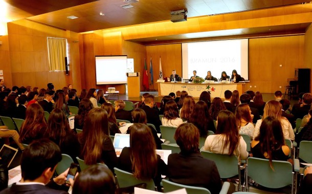 Jovens debatem em Braga actualidade internacional, simulando Assembleia Geral das Nações Unidas