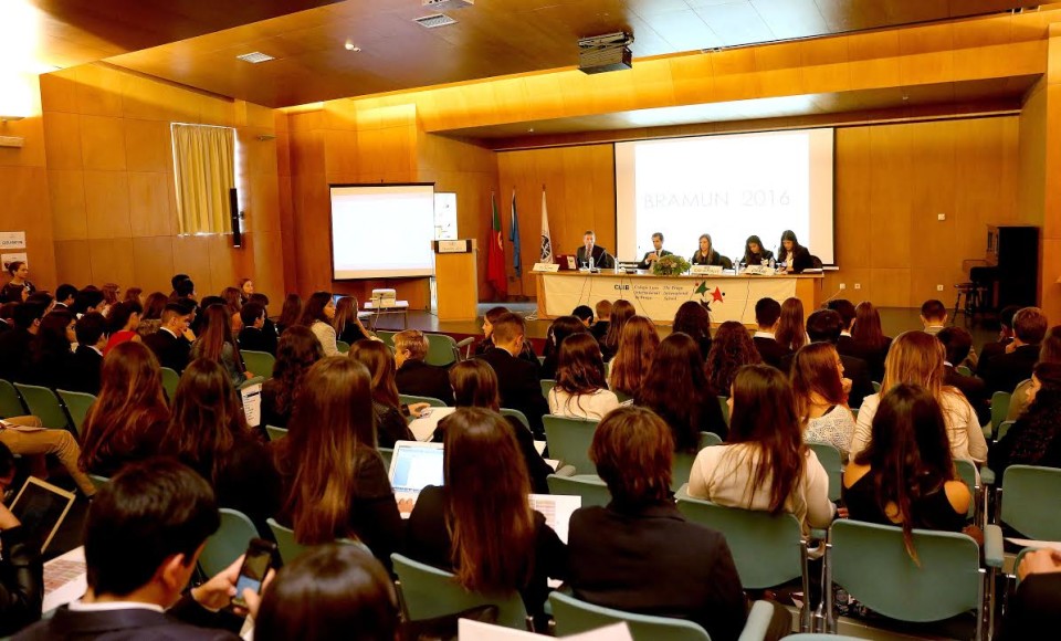 Jovens debatem em Braga actualidade internacional, simulando Assembleia Geral das Nações Unidas