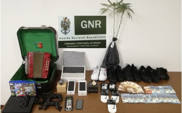 GNR de Vila Verde recupera material roubado, dinheiro e cannabis; 73 mil doses de droga apreendidas no país