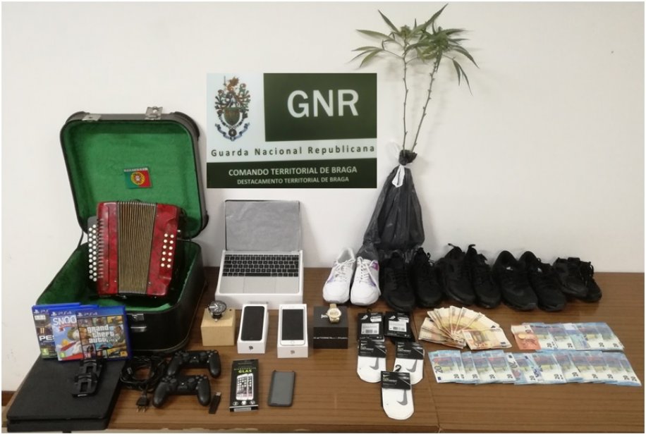 GNR de Vila Verde recupera material roubado, dinheiro e cannabis; 73 mil doses de droga apreendidas no país