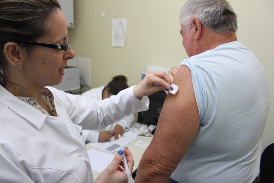 Vacina contra a gripe gratuita para quem tem mais de 65 anos
