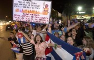 Papa Francisco reza por Fidel Castro e cubanos de Miami festejam morte do líder histórico de Cuba