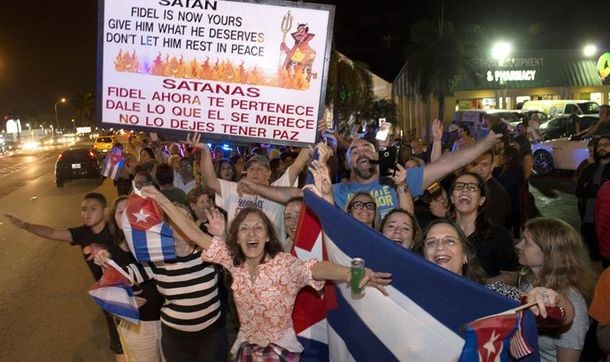 Papa Francisco reza por Fidel Castro e cubanos de Miami festejam morte do líder histórico de Cuba