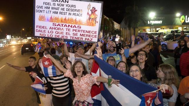 Papa Francisco reza por Fidel Castro e cubanos de Miami festejam morte do líder histórico de Cuba