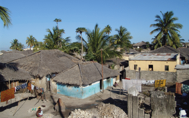 Amares: Alunos do ISAVE ajudam na construção de casas em Moçambique