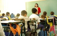 Redução de alunos por turma arranca no próximo ano lectivo, garante ministro na AR