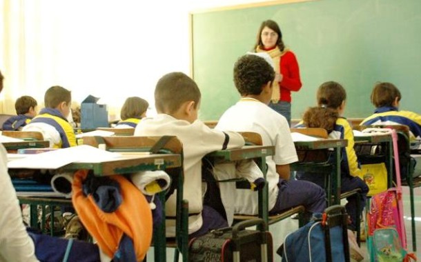 Redução de alunos por turma arranca no próximo ano lectivo, garante ministro na AR