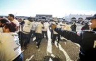 Polícia brasileira lança gás lacrimogéneo contra protesto de funcionários públicos do Rio de Janeiro
