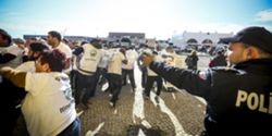 Polícia brasileira lança gás lacrimogéneo contra protesto de funcionários públicos do Rio de Janeiro