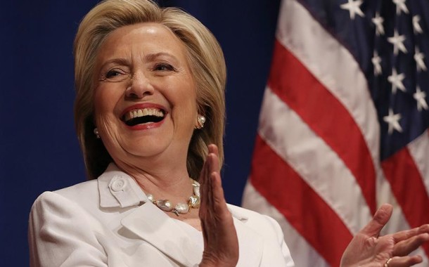 USA: Hillary Clinton lidera sondagens mas por pouco