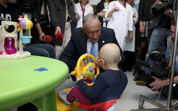 Marcelo promove vacina da gripe e leva afectos aos meninos do IPO de Lisboa