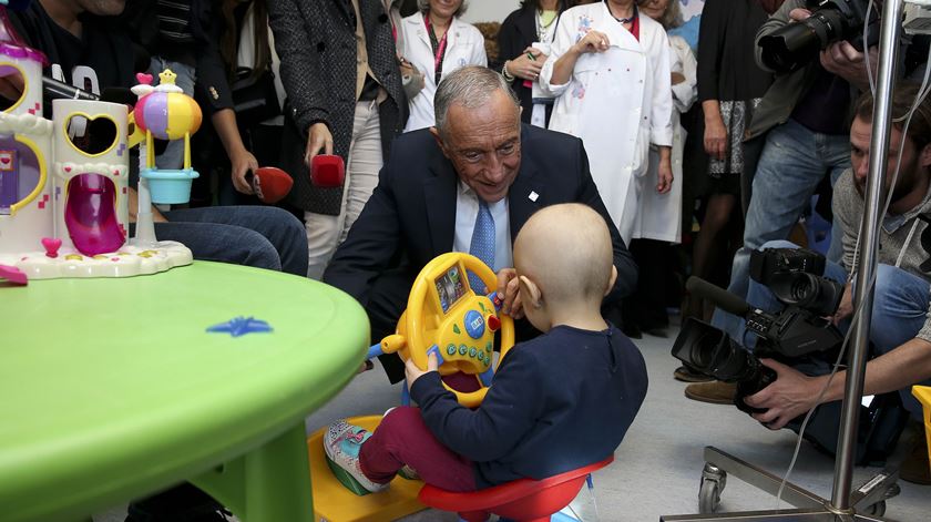 Marcelo promove vacina da gripe e leva afectos aos meninos do IPO de Lisboa