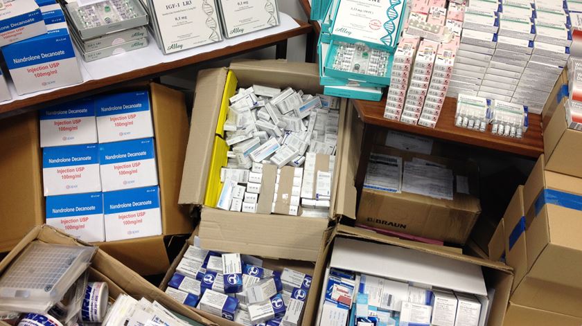 Medicamentos sem receita são mais baratos nos hipermercados, mas vendem-se mais nas farmácias