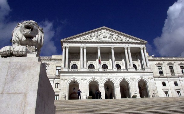 Aumento de salário mínimo para 600 euros discutido na AR a 16 de Dezembro