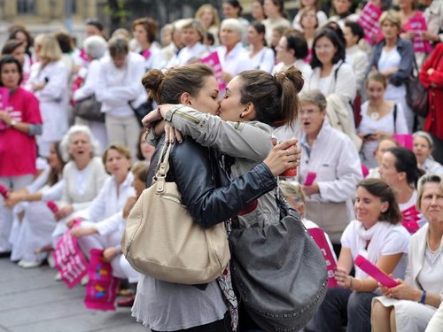 Marrocos: Tribunal absolve casal de raparigas homossexuais menores