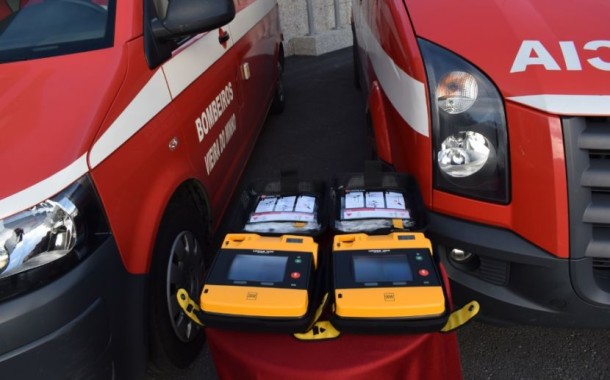 Bombeiros de Vieira do Minho com dois desfibrilhadores automáticos; associação portuguesa no Luxemburgo financiou aquisição