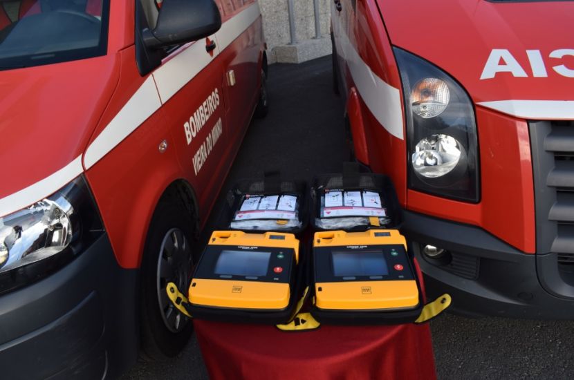 Bombeiros de Vieira do Minho com dois desfibrilhadores automáticos; associação portuguesa no Luxemburgo financiou aquisição