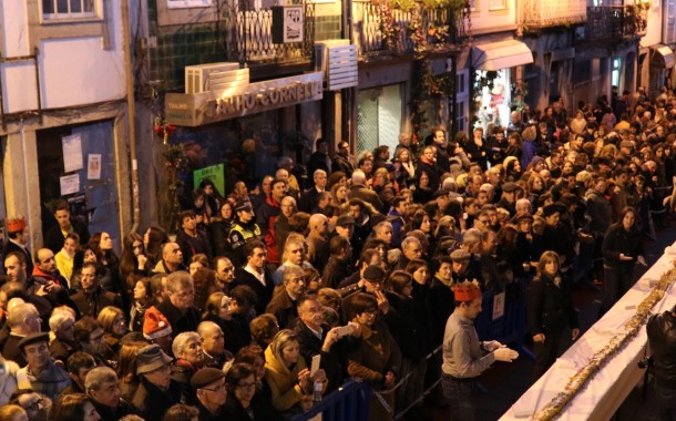 Associação Comercial de Braga bete recorde ao juntar 3 mil convivas à volta de bolo-rei de 150 metros