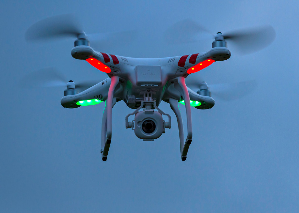 Drones só podem voar até 120 metros de altura e longe dos aeroportos; normas entram em vigor em Janeiro