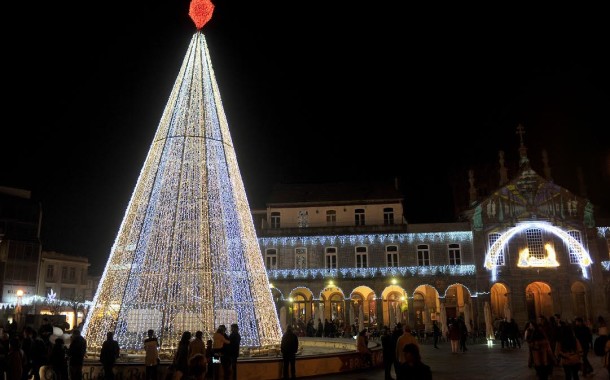 Natal chegou a Braga e fica até 16 de Janeiro iluminado por árvore de 25 metros