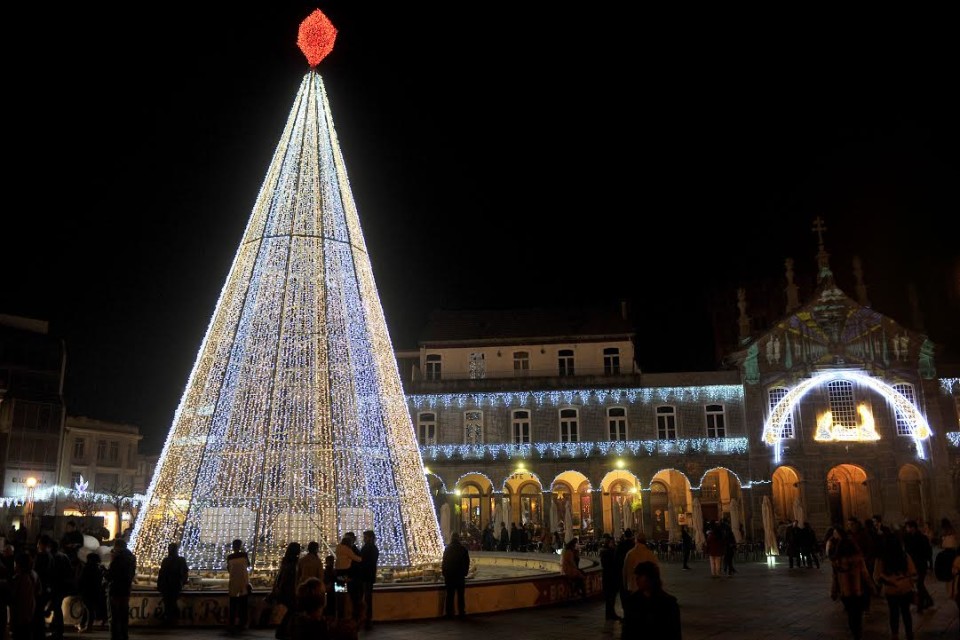 Natal chegou a Braga e fica até 16 de Janeiro iluminado por árvore de 25 metros