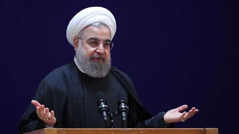 Trump proíbe entrada de iranianos e Irão responde na mesma moeda; presidente americano em tribunal