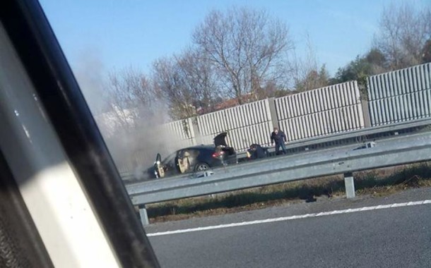 Jaguar de Altino Bessa ardeu na A11; vereador obrigado a falhar reunião de Câmara