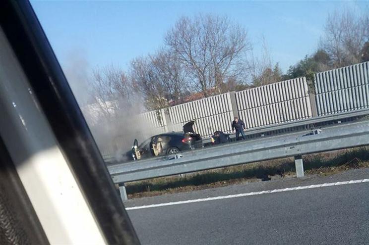 Jaguar de Altino Bessa ardeu na A11; vereador obrigado a falhar reunião de Câmara