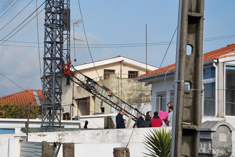 Trabalhador morre atingido na cabeça por grua em Barcelos