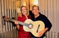 Guitarra autografada por Jorge Palma e Sérgio Godinho em leilão a favor da Juventude Cruz Vermelha de Braga.