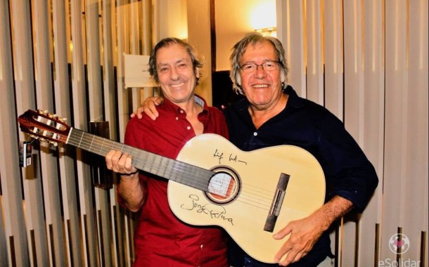 Guitarra autografada por Jorge Palma e Sérgio Godinho em leilão a favor da Juventude Cruz Vermelha de Braga.