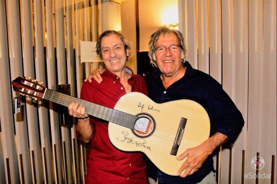 Guitarra autografada por Jorge Palma e Sérgio Godinho em leilão a favor da Juventude Cruz Vermelha de Braga.