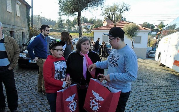 BRAGA – BENFICA: Vilaverdenses Isidro Fernandes (Espaço Abstrato) e Miguel Milhão (Prozis) oferecem obra da casa a dois irmãos de Braga órfãos