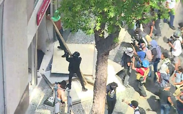 Confrontos violentos entre polícia e manifestantes no centro do Rio de Janeiro
