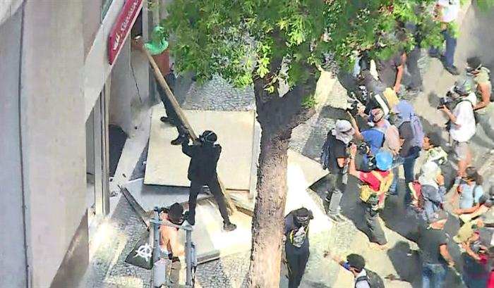 Confrontos violentos entre polícia e manifestantes no centro do Rio de Janeiro