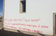 Paredes da Igreja e do cemitério de Carrazedo (Amares) pintadas com mensagens ofensivas; limpeza aguarda autorização da GNR