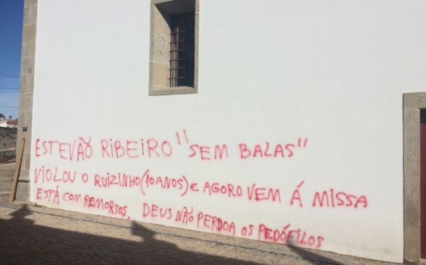 Paredes da Igreja e do cemitério de Carrazedo (Amares) pintadas com mensagens ofensivas; limpeza aguarda autorização da GNR