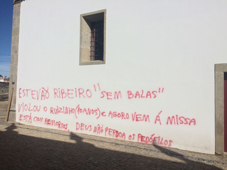 Paredes da Igreja e do cemitério de Carrazedo (Amares) pintadas com mensagens ofensivas; limpeza aguarda autorização da GNR