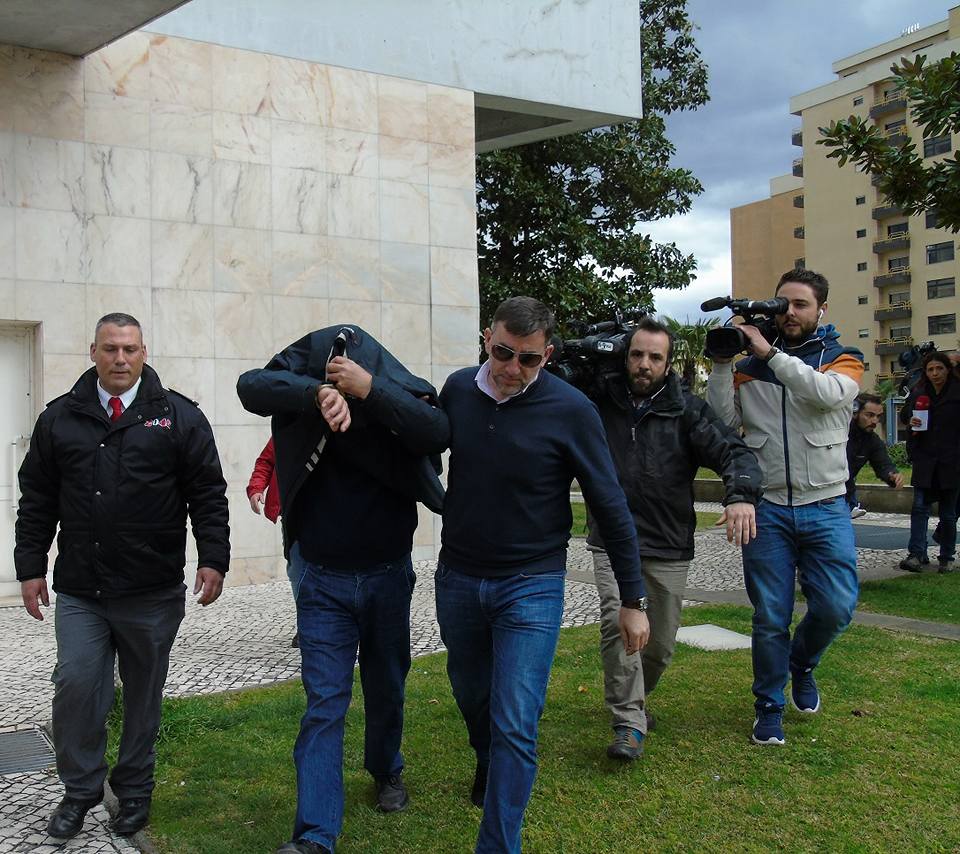 Autor dos homicídios de Barcelos vaiado à saída do Tribunal de Braga