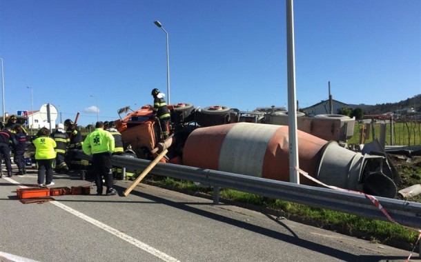 Despiste de camião com betoneira causa ferido grave em Braga