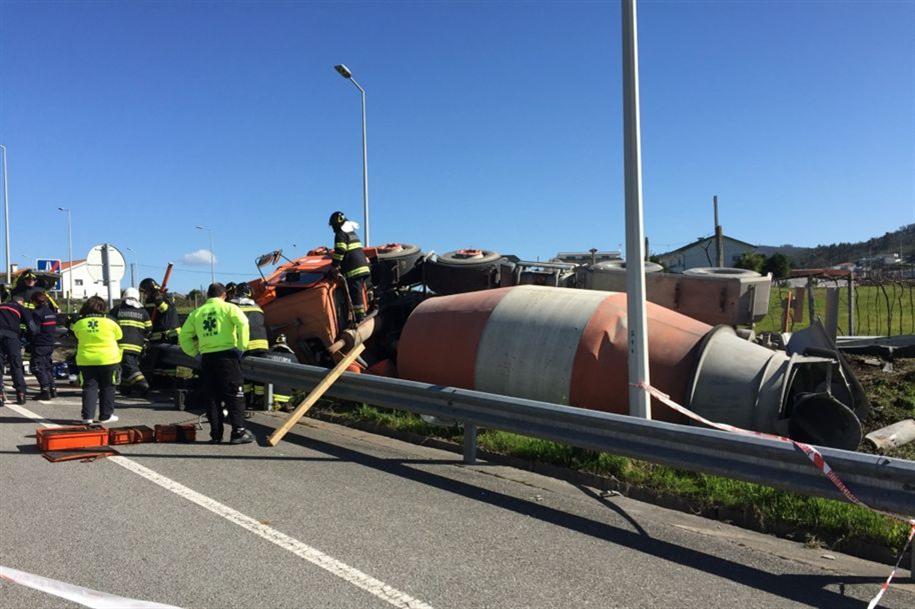 Despiste de camião com betoneira causa ferido grave em Braga