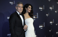 Amal Clooney exibe barriga de grávida pela primeira vez
