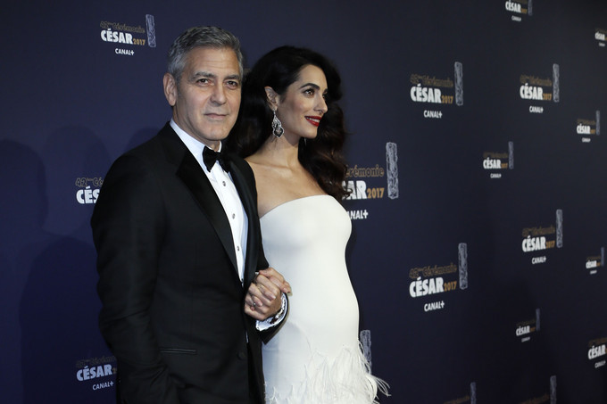 Amal Clooney exibe barriga de grávida pela primeira vez